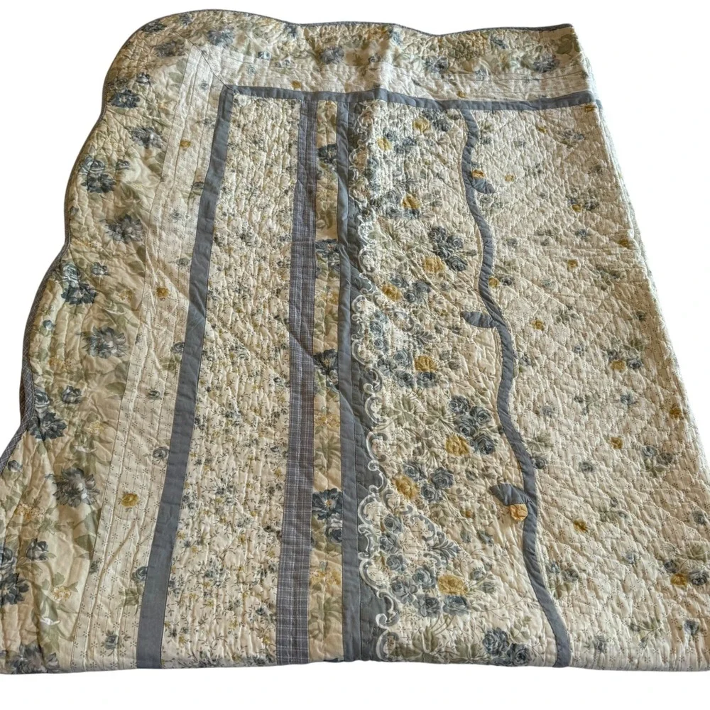 Floral Patchwork Hand Quilt Bedspread Blue Cream Cottagecore Farmhouse Twin